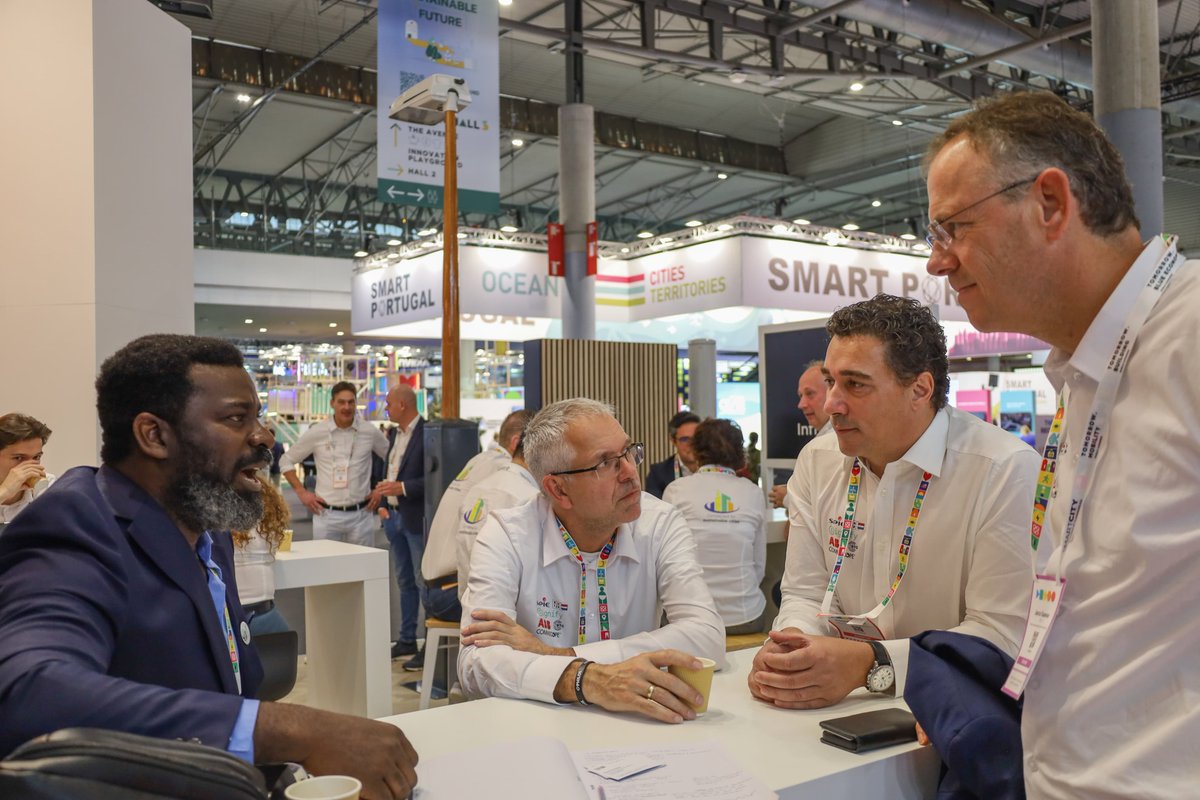 CoMOSSAfrica's tweet photo. 1] Engaging cities for a better urban future: #CoMSSA at the Smart City Expo World Congress (#SCEWC24) 🌍

At #SCEWC24 in Barcelona, cities and organisations from around the world convene to move cities towards a better future.
