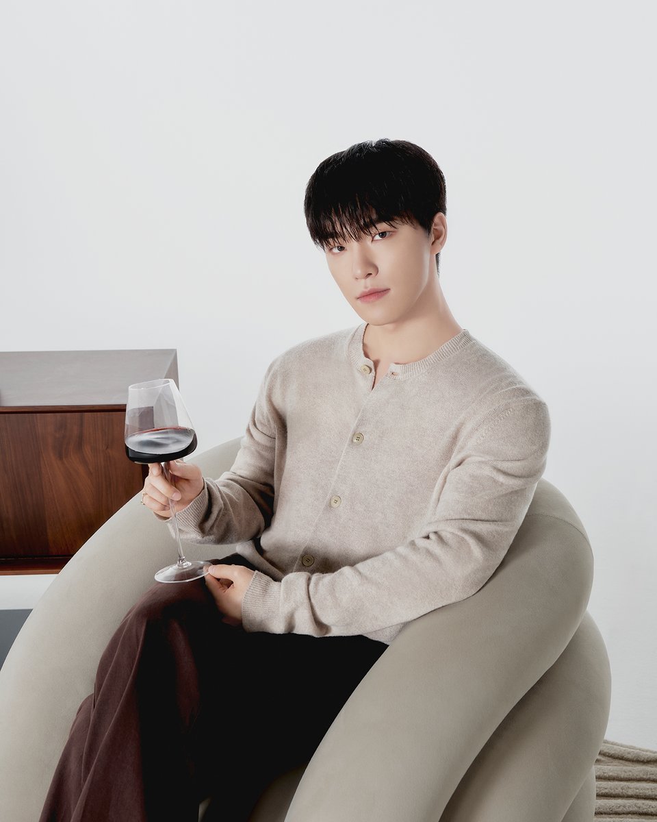 Artist-Made Collection by SEVENTEEN Season 3.
Photo Shoot - DINO

디노의 BLACK NIGHT 향초, DINOSOUL 와인잔 세트를 위버스샵에서 만나보세요.

👀 상품 보러가기 go.weverse.io/qt3S/09g05d44
📆 판매 오픈 2024. 11. 08. 6PM (KST)
📍 <a href="/weverseshop/">Weverse Shop</a>

#DINO #디노
#SEVENTEEN #세븐틴
#byDINO