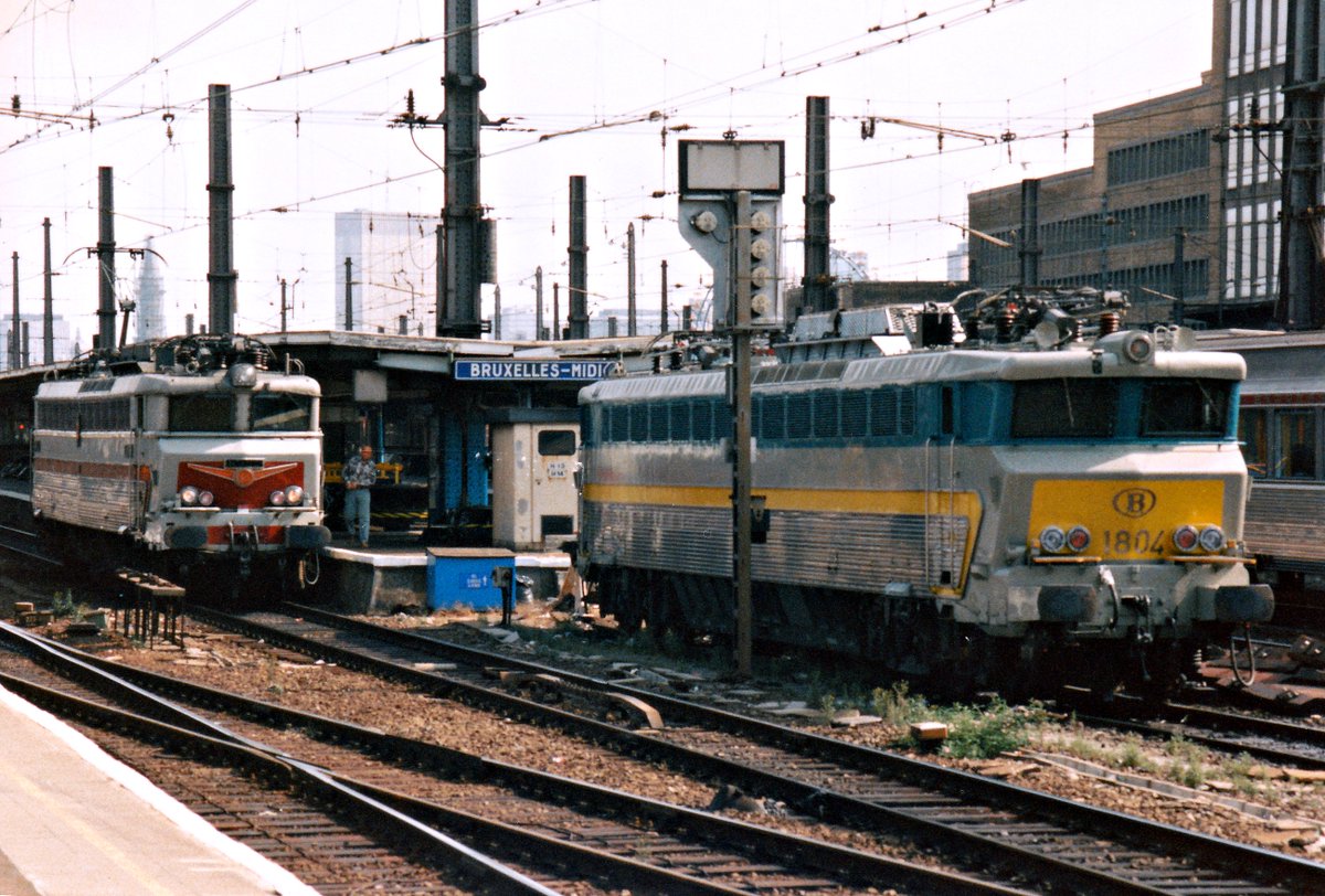 CheminsdeFerTC's tweet photo. Bouffée nostalgique avec une =>#CC40100 et son équivalent de la SNCB =>#Série18 d'Alstom à #BruxellesMidi (=>#Belgique) en 08-94.
Auteur : Gérald Buis par https://t.co/5m0Tk9wkiS : https://t.co/fXSvbwuj5k https://t.co/DHpcWJVlKT