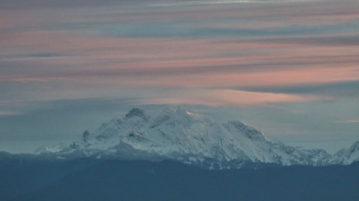 matt_the360's tweet photo. @KristinLRaught This was Three Fingers and a few Cascade peaks to the south at sunrise from the ferry I was fortunate to be on… https://t.co/g5vwOITSBz
