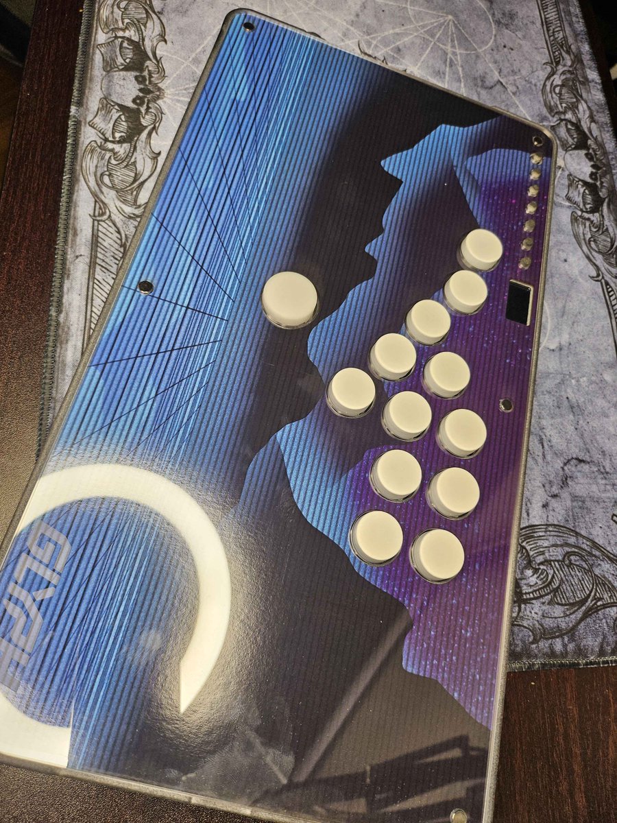 LimitLabsInc's tweet image. Every Glyph comes with a magnetized detachable top plate, which you can use to make the Glyph truly yours, be it with custom art, one of our scratch-resistant poly-carbonate plates or your own plate.
It's up to you!
(pictured featuring art from the lovely @justwharton😁)