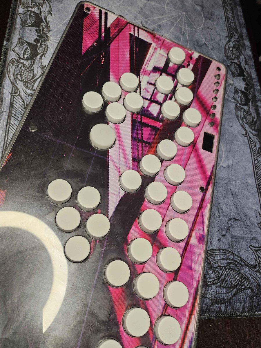 LimitLabsInc's tweet image. Every Glyph comes with a magnetized detachable top plate, which you can use to make the Glyph truly yours, be it with custom art, one of our scratch-resistant poly-carbonate plates or your own plate.
It's up to you!
(pictured featuring art from the lovely @justwharton😁)