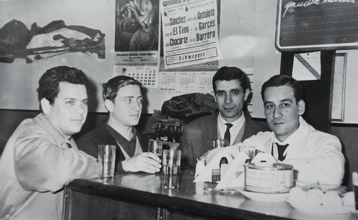 📷 FOTOGRAFÍA ANTIGUA / Antonio Pedrero, Alberto de la Torre Cavero y Tomás Crespo Rivera en una taberna de Valladolid. Año 1963. Facilitada por <a href="/Mario__Crespo/">Mario Crespo</a> .

🔗 zamorateca.com/artistas-de-za…