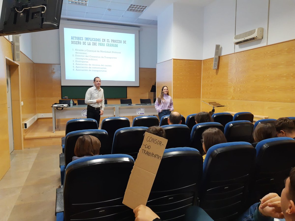 lezipa_zbe's tweet photo. El pasado martes,  tuvimos el privilegio de participar en "La Semana de la  Ciencia"  de la #UGR. 

Durante el evento se llevó cabo un taller interactivo junto a estudiantes  de Bachillerato sobre la implantación de una #ZBE en Granada en el marco del Proyecto I+D+i LEZIPA. https://t.co/Q4rM5ukTys