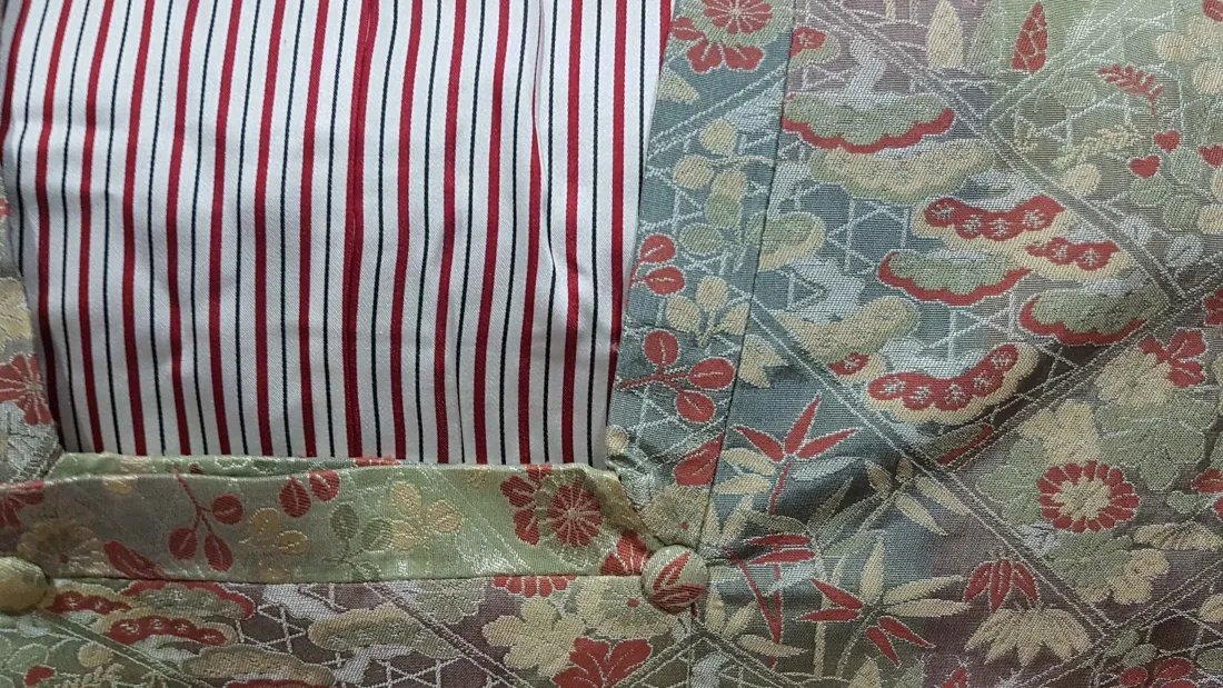 My mom and I do some sewing and when we came across this shop we couldn't ignore it. xD
Cloth so pretty. 2nd hand!
The haori(?) was 550yen (200php). The scraps or cloth is 55yen each. (20php).
The other one looks like a michiyuki. 110yen. (50php)