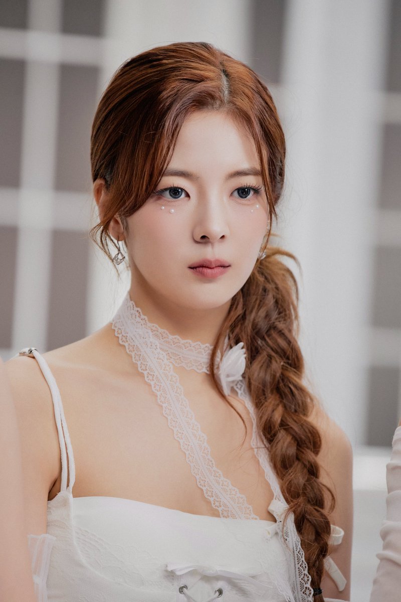 ITZYofficial's tweet photo. ITZY "Imaginary Friend" BEHIND PHOTO 📸 
#LIA #리아

Imaginary Friend M/V
🎬 https://t.co/hWgfCLJSwD

#ITZY #MIDZY @ITZYofficial
#ITZY_GOLD
#ITZY_ImaginaryFriend https://t.co/Opvi6WmjZF