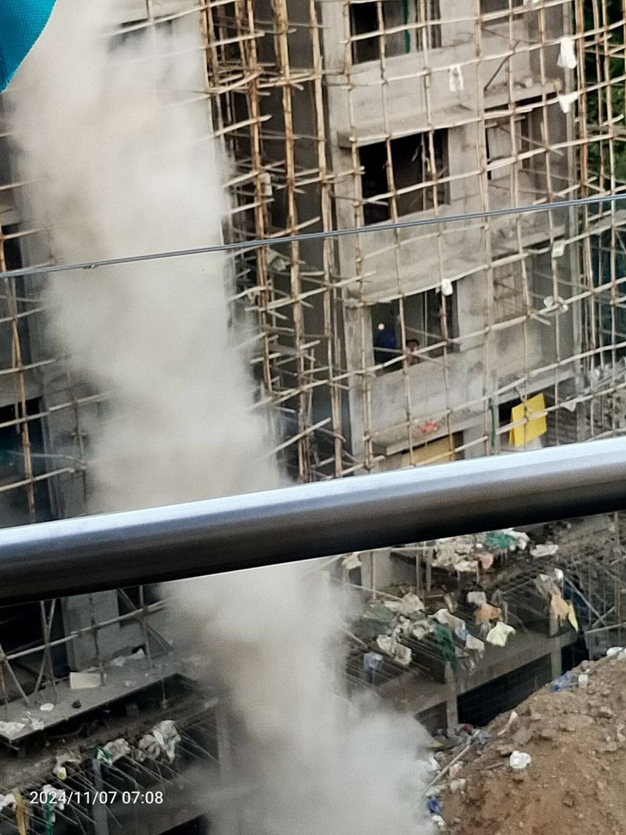Shruti_206's tweet photo. @LODHA This in violation of multiple environmental and health norms! Sharing image from today morning!!! Same behaviour ! This blow directly into our house by the wind!!! Will you compensate life long chronic asthma medical expenses!??? https://t.co/rWYVibsr8M