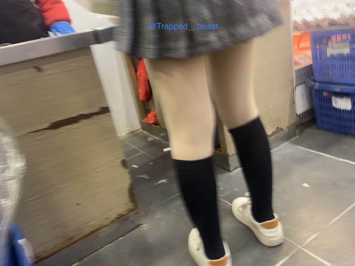 Trapped__beast's tweet photo. 晚上穿这个出来买菜吗
#丝袜 #小腿袜 #街拍 https://t.co/YQCdMdmvMT