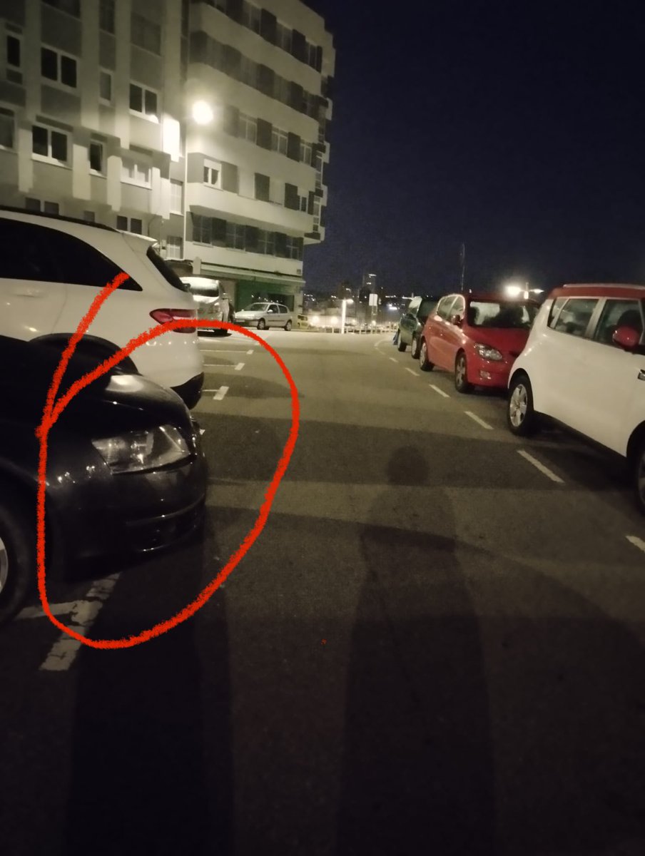 CsifTranvias's tweet image. Hola @ConcelloCoruna estamos teniendo problemas todos los días en este punto del paseo marítimo, podrían poner alguna solución, como alguna barrera o tope físico para que los coches no sobresalgan? Gracias