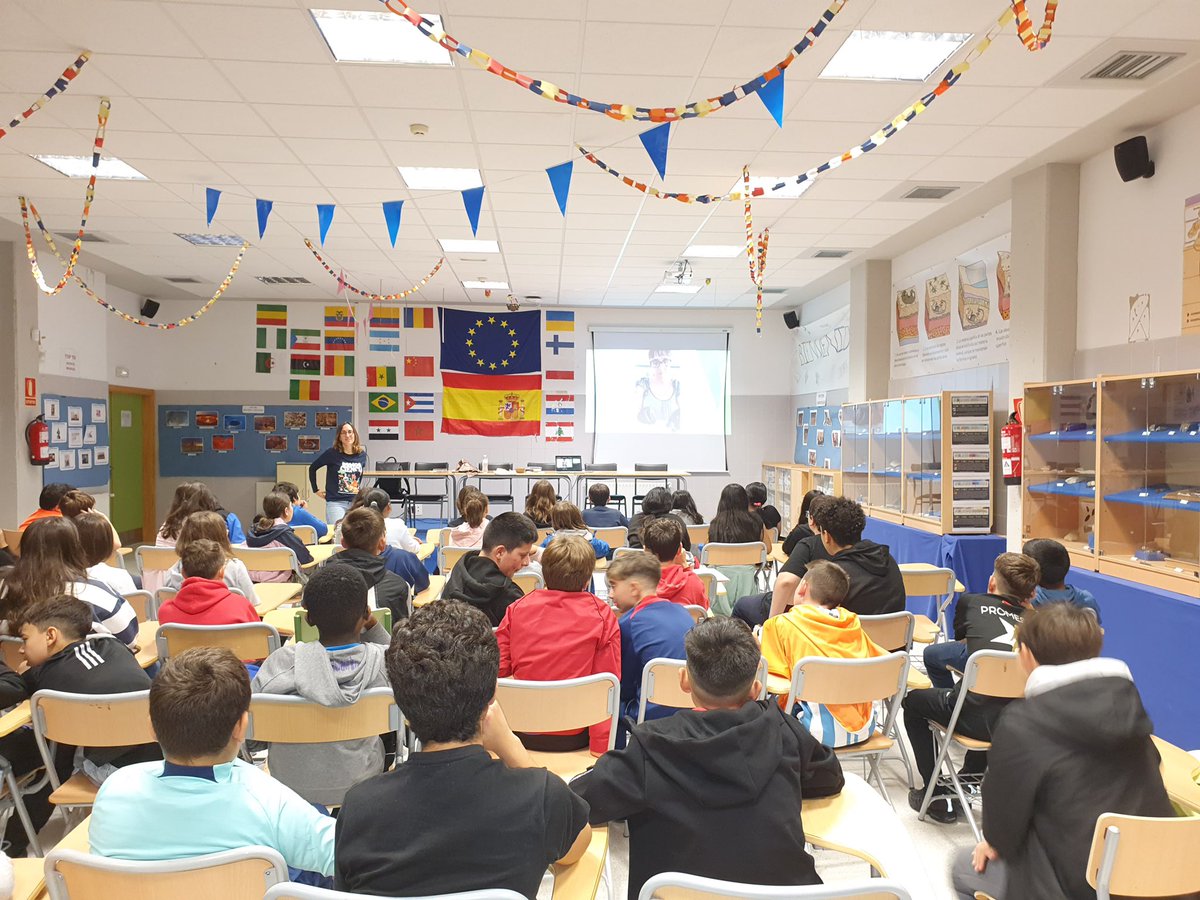 ItziarRUrbieta's tweet photo. Las charlas de la #SemanadelaCiencia24 @uclm_es son geniales 🐦🙌. Gracias al estudiantado y profesorado del IES Arcipreste de Canales en #Recas por el interés en nuestro proyecto @FECYT_Ciencia @vencejosToledo de @MAmbBioquimUCLM
Gracias @UCLMdivulga por la organización 🙌 https://t.co/d1QVc0Jkh9