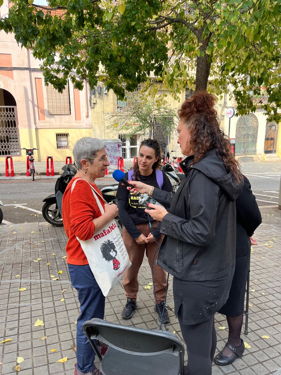 assocVINCLE's tweet photo. 🤲 Celebrem el Dia Internacional de les #Cures i el #Suport al Poble-sec!

Dimarts les companyes del programa #Educart van sortir al carrer per reivindicar la figura de les persones #cuidadores a través de la creació #artística col·lectiva.

Gràcies a totes les participants! https://t.co/lvUPjIMEOt