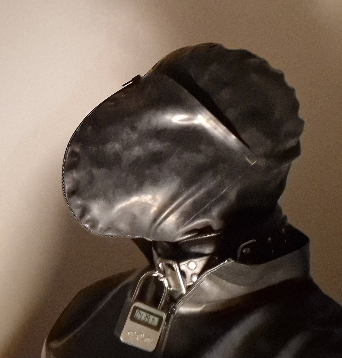ZuriRubberBi's tweet photo. 20 minutes into 5 hours time-locked, wearing 3 layers of rubber 🖤🖤🖤 https://t.co/yyseMoQMJN