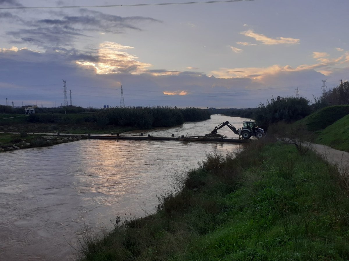 🛠️ El parc fluvial de #SantVicençdelsHorts ja és segur.

🚜 Avui es completarà la neteja de la passarel·la.

⚠️ Tot i això, es recomana precaució amb el fang que s'ha acumulat al pas inferior de la via de l'AVE, al llarg del recorregut de la riera de Cervelló.