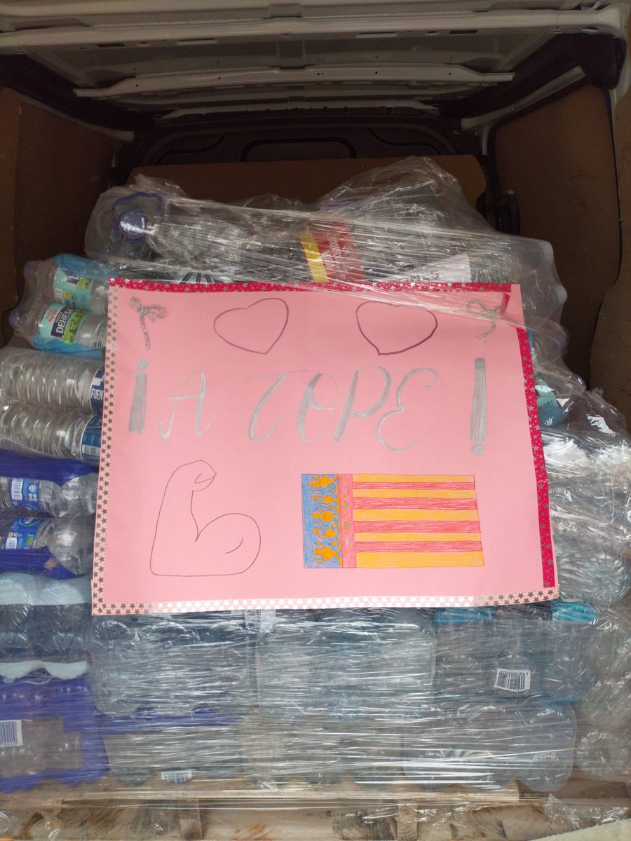 almudenanegro's tweet photo. Hoy trasladamos la recogida solidaria a Alcalá de Henares, como nos ha indicado Delegación de Gobierno. Los alumnos de @Colegiopenalar han querido enviar mensajes a los niños valencianos. 💙 #Dana #Torrelodones https://t.co/zL5Y1LpcS1