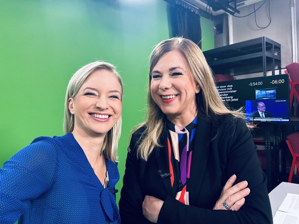 Julia Ortner (@julia_ortner) on Twitter photo Streng schauen funktioniert heute nicht so, lachen besser: Mein Host <a href="/singerraffaela/">Raffaela Singer</a> und ich sind für Euch heute im Live-Analyse-Einsatz. #ORFIIIAktuell, Mo-Fr, 9.30-13 Uhr. Streng schauen funktioniert heute nicht so, lachen besser: Mein Host <a href="/singerraffaela/">Raffaela Singer</a> und ich sind für Euch heute im Live-Analyse-Einsatz. #ORFIIIAktuell, Mo-Fr, 9.30-13 Uhr.
