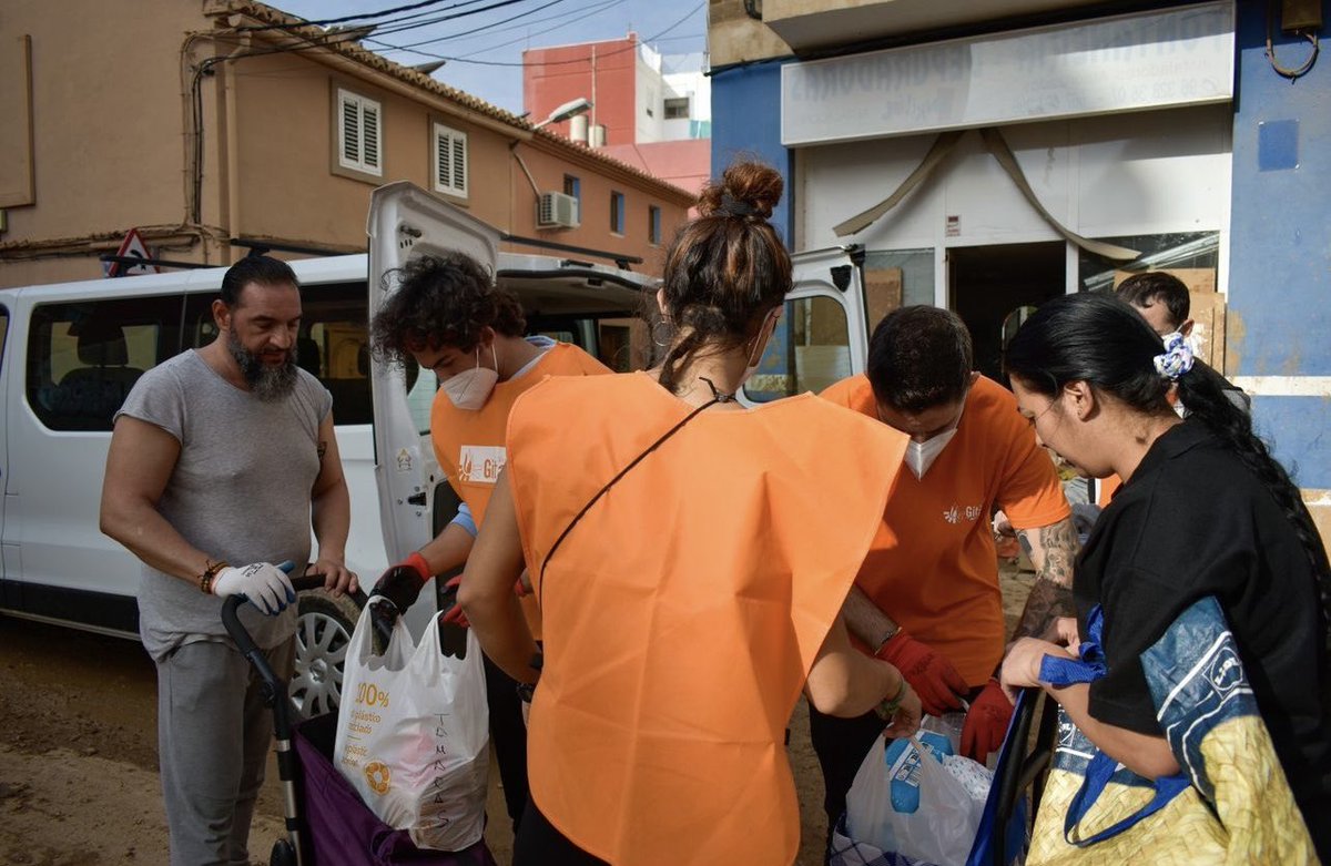 gitanos_org's tweet image. 📢🆘 Nuestro equipo de @gitanos_org_CV continúa con las labores de ayuda a las familias afectadas por la #DANA

☎️ Llama al 636 47 82 31 | 615 12 09 23 
📲 Escribe a nuestras redes: @gitanos_org_cv 
 
🔄 Ayúdanos compartiendo esta publicación para llegar a más familias.