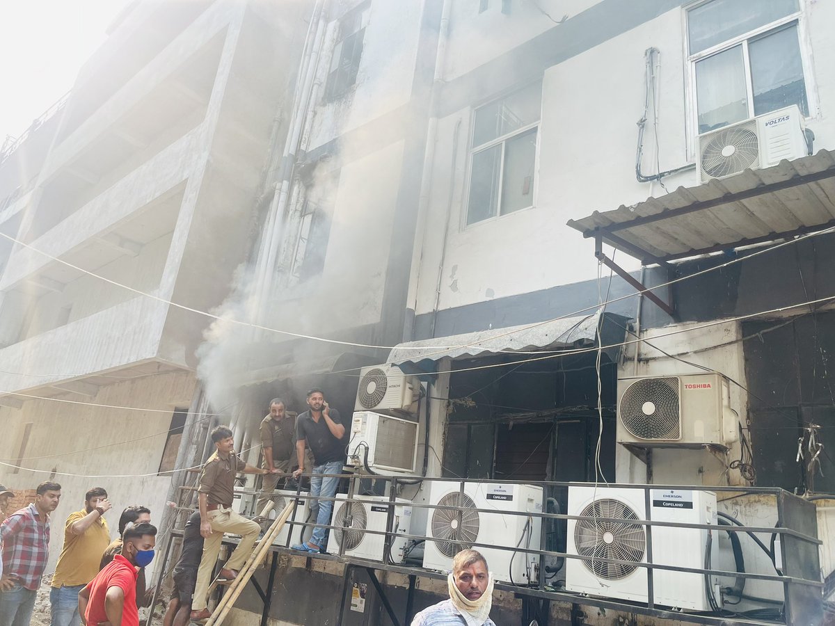 काकदेव में फिजिक्स वाला कोचिंग में लगी आग।  कोई जनहानि नहीं पर बच्चों में दहशत। बच्चे निकाल कर मौक़े से भगाए गये।