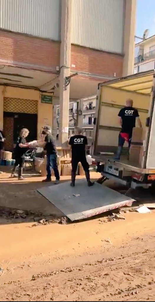 cgtgrifols's tweet photo. Sindicats com CCOO, UGT i USO fan concentracions de 10 minuts amb la PATRONAL, la cual fa anar a treballar a les persones amb la DANA. 
La CGT fa accions directes de solidaritat amb el poble. https://t.co/BO9dkimjb8