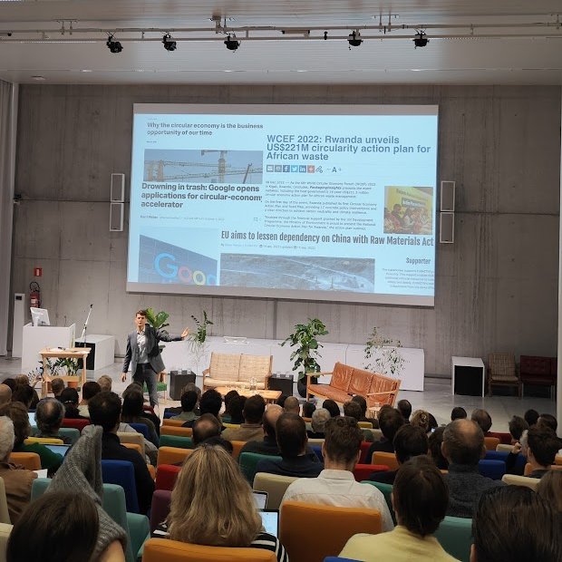 BondBeterLeefmilieu (@beterleefmilieu) on Twitter photo 🎯 "We moeten concrete doelen stellen. De burgemeester van Amsterdam heeft aangekondigd dat het tegen 2050 100% circulair wil functioneren. Als je doelen stelt, gaan er veel deuren open." Econoom en motivator <a href="/harrycircular/">Harald Friedl</a> knalt #Connect2Change open. 🎯 "We moeten concrete doelen stellen. De burgemeester van Amsterdam heeft aangekondigd dat het tegen 2050 100% circulair wil functioneren. Als je doelen stelt, gaan er veel deuren open." Econoom en motivator <a href="/harrycircular/">Harald Friedl</a> knalt #Connect2Change open.
