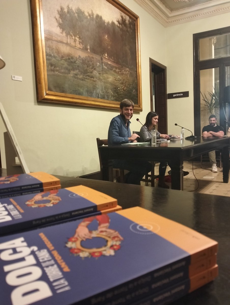 La presentació de «Dolça a la Torre de Fang» al <a href="/centredelectura/">Centre de Lectura</a> de Reus va estar molt bé. Amics entre el públic i la gran <a href="/laufabregat/">Laura Fabregat</a> fent xerrar al senyor <a href="/antoniveciana/">Antoni Veciana Ribes</a>. Gran vespre!
 (Els municipals no em van posar cap multa)