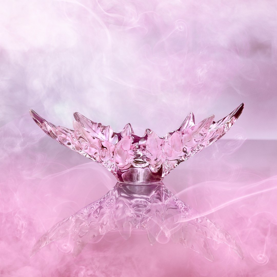 Crossed by celestial mists, the delicate leaves of the Champs-Élysées bowl are adorned with a luminous pink.

#IconicsRoseNebula