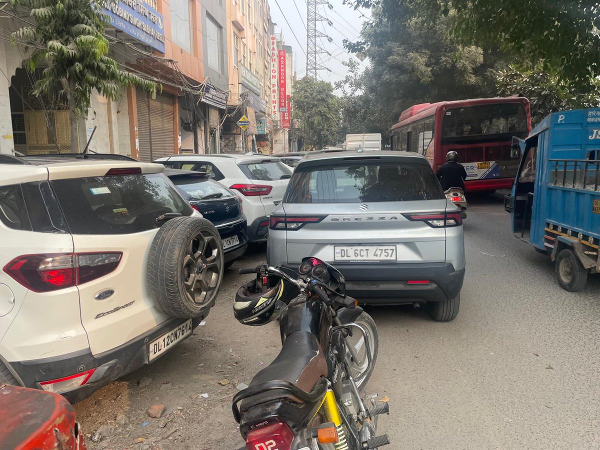 IamAnish___'s tweet photo. Delhi Tughlakabad ext. पर ये कार लम्बे समय से खड़ी है, जाम लग रहा है और एक युवक को अपनी गाड़ी निकालनी है वो कार नहीं निकाल पा रहा। 
@dtptraffic को इस कार का चालान काटना चाहिए और @DCPSEastDelhi को इस तरह कोई भी अपनी गाड़ी पार्किंग ना लगाए उसपर ध्यान दे https://t.co/yUQvS8rzOF