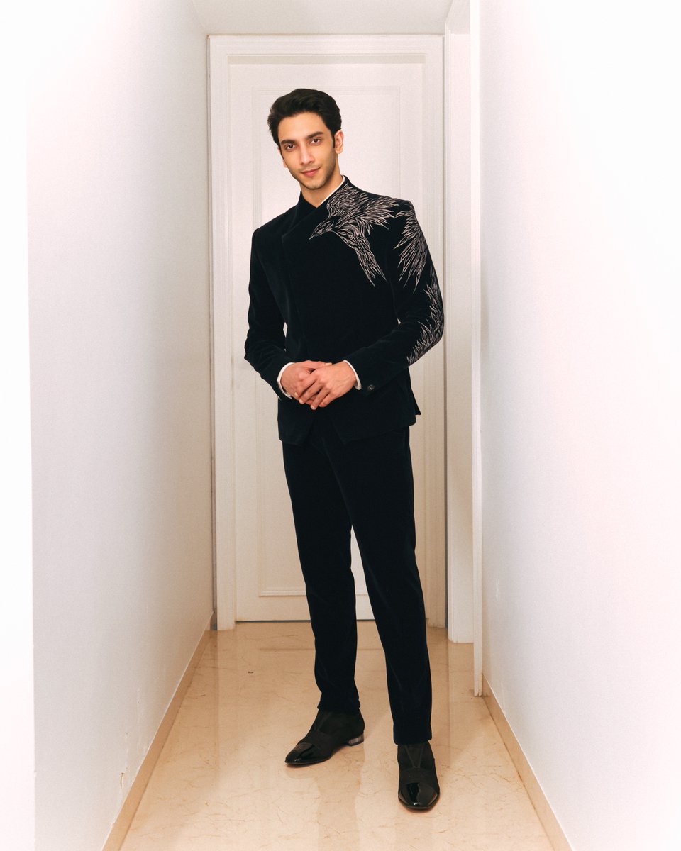 GG_Studio's tweet image. Gaurav Gupta Man 

@vedangraina wears the Black Embroidered Falcon Bandhgala

#GauravGupta #GauravGuptaMan #VedangRaina