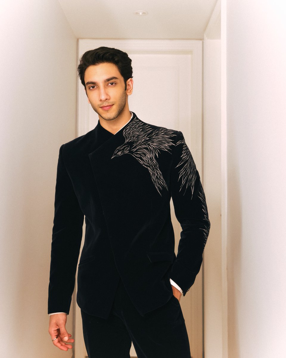 GG_Studio's tweet image. Gaurav Gupta Man 

@vedangraina wears the Black Embroidered Falcon Bandhgala

#GauravGupta #GauravGuptaMan #VedangRaina