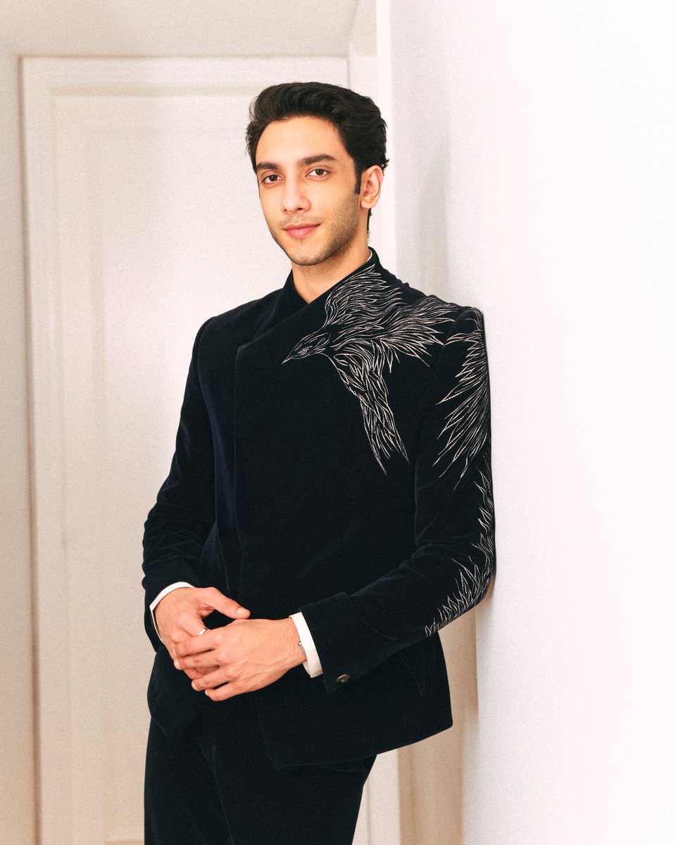 GG_Studio's tweet image. Gaurav Gupta Man 

@vedangraina wears the Black Embroidered Falcon Bandhgala

#GauravGupta #GauravGuptaMan #VedangRaina