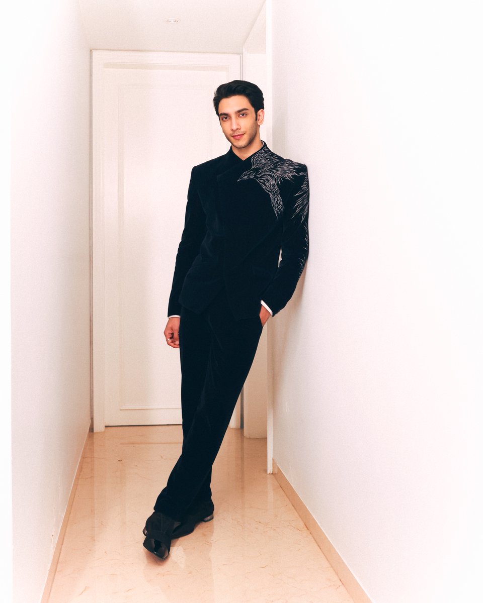 GG_Studio's tweet image. Gaurav Gupta Man 

@vedangraina wears the Black Embroidered Falcon Bandhgala

#GauravGupta #GauravGuptaMan #VedangRaina