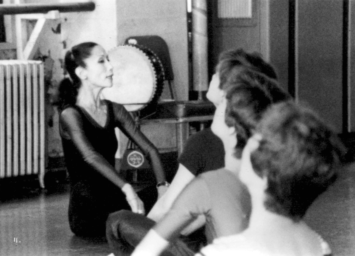 revistalumiere's tweet photo. Amigas de Coruña, ¡una vez más necesitamos ayuda en la difusión! Hoy en @filmotecagal, a las 18h, se proyecta "Akiko. Retrato de una bailarina" de Sumiko Haneda, en 16mm. Y acompañamos la sesión con el texto de Alejandra Armendáriz e Irene González-López: https://t.co/p1Z8TJwAZU https://t.co/naJx4ZBZEa