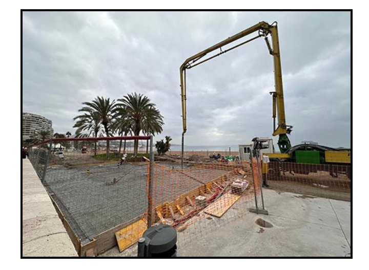 _ElObservador_'s tweet photo. #OJO
¿#Prevaricación? Hormigón sobre la playa de #LaMalagueta. En @malaga no se necesita una #DANA, los chiringuiteros y el #Ayuntamiento destrozan el paisaje urbano. Toneladas de cemento para construir un chiringuito ‘#desmontable’.
. https://t.co/VKgJ0S3KE2