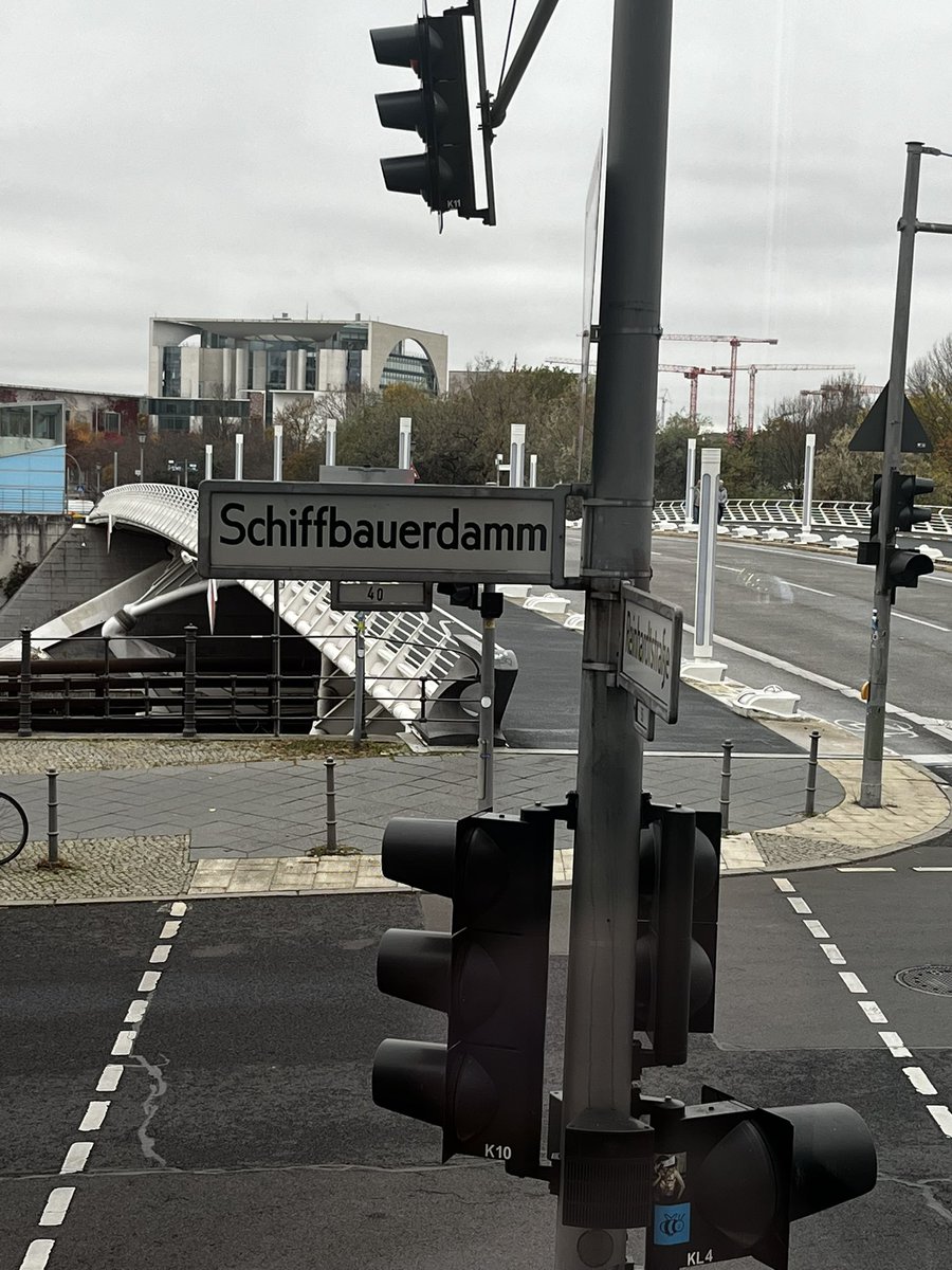 ralfkoettker's tweet photo. Dienstag, 07.11.2024: Fensterblick auf die letzte Ampel, die im Berliner Regierungsviertel noch steht. https://t.co/M2g2jnD9f3