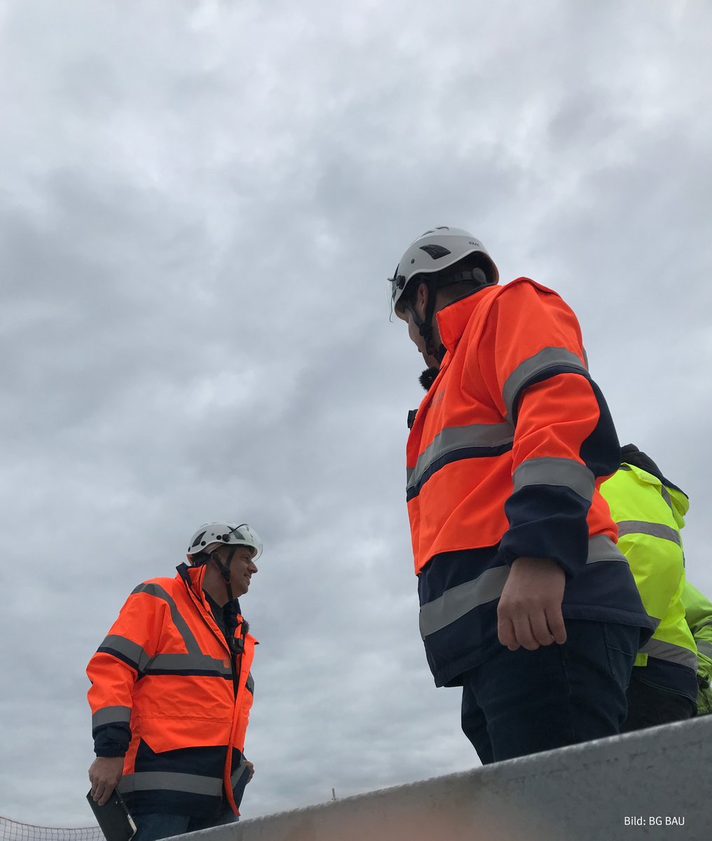 Licht und Sicht sind in der kalten Saison meist schlechter. Helle, gut sichtbare und reflektierende #Warnkleidung sowie die passende künstliche Beleuchtung der #Baustelle sind daher essenziell. Weitere Informationen ➡️ bgbau.de/themen/sicherh…