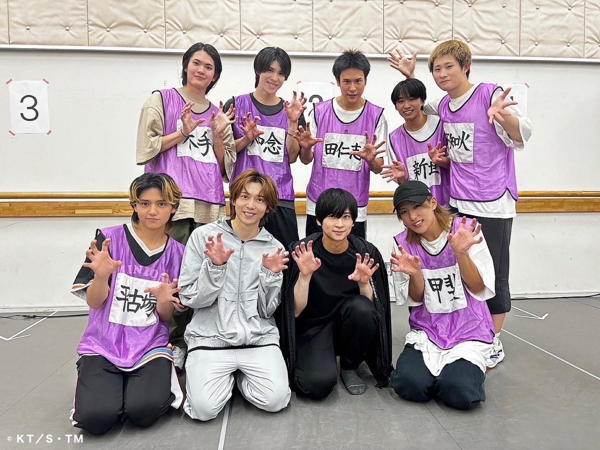 TennimuNews's tweet photo. 【#テニミュ 稽古場より】
先日、なんと稽古場にテニミュ2ndシーズンOBの荒牧慶彦さんと染谷俊之さんがお越しくださいました！
たくさんの先輩方からバトンを受け取ってテニミュは続いているんだということを改めて実感して、本番に向けて身が引き締まった青学と比嘉のメンバーでした！
荒牧さん、染谷さん、ありがとうございました✨