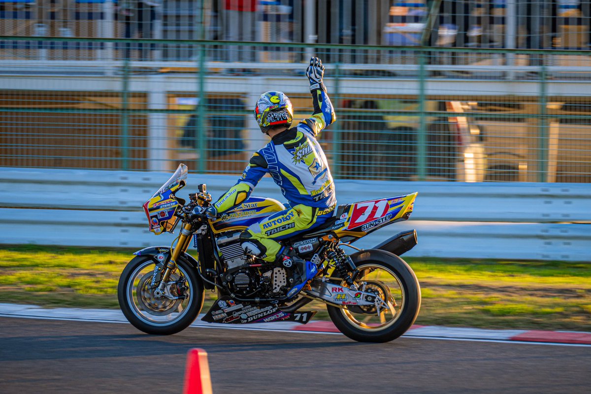 現行エンジン、特注フレームの中 ただのZRXで奮闘する2台