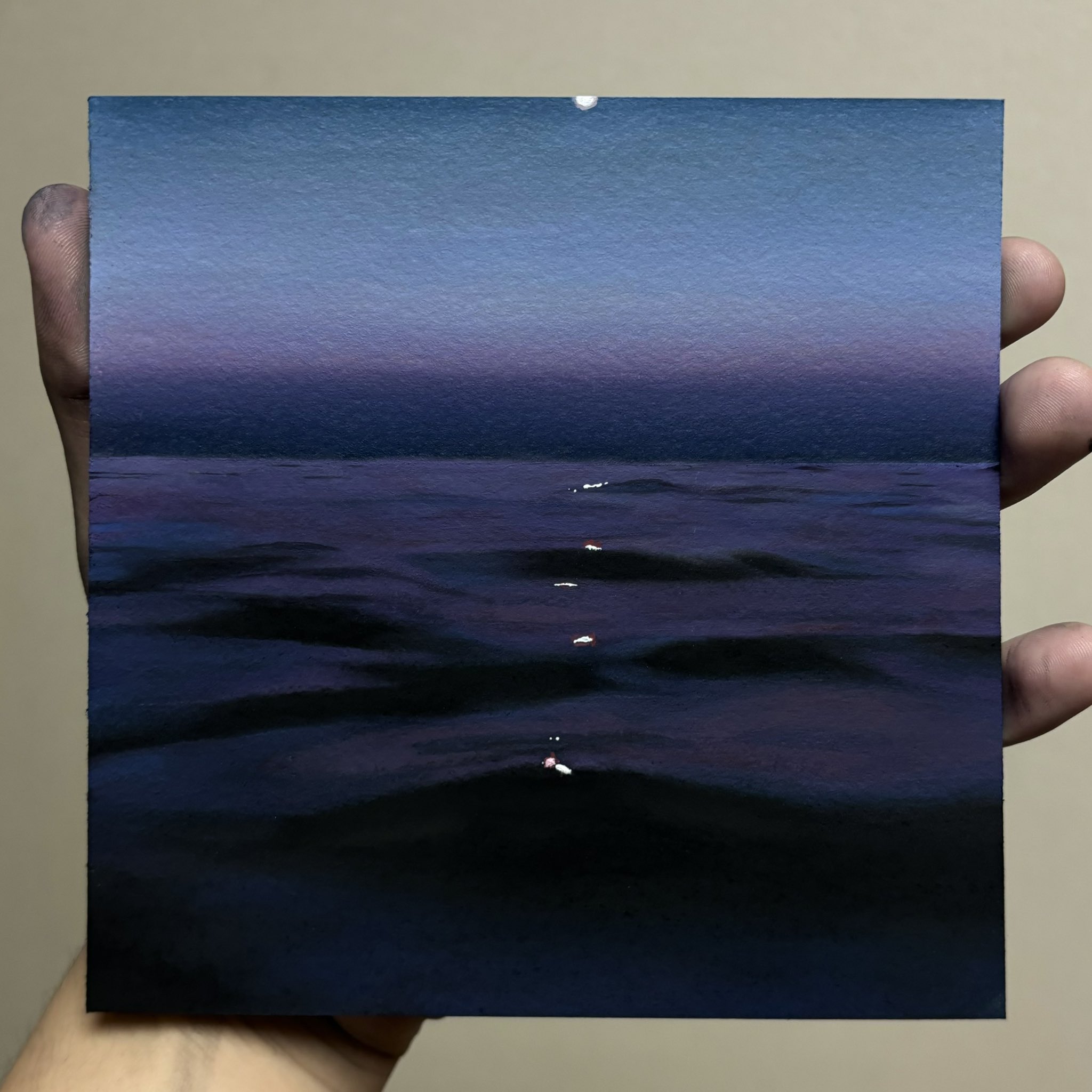 墨絵 海と人物 漁船と木々のある岩の多い海岸のある東洋の海の風景。伝統的な