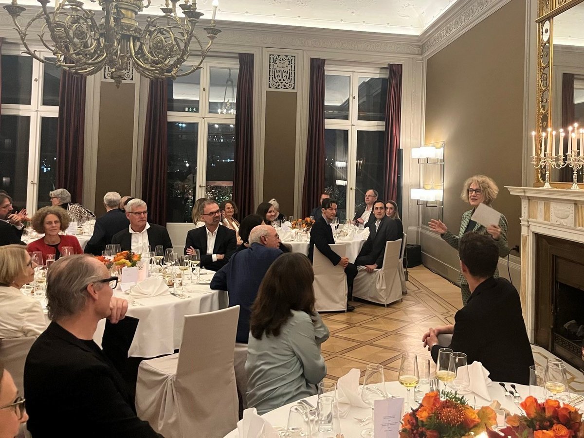 BotSchweizDE's tweet image. Das #ZürichMeetsBerlin Galadinner am Freitagabend war ein inspirierendes Wiedersehen resp. Kennenlernen von Zürcher*innen und Berliner*innen - und zugleich der perfekte Start in die #BerlinScienceWeek! Vorbeischauen lohnt sich. @stadtzuerich @BerlinSciWeek