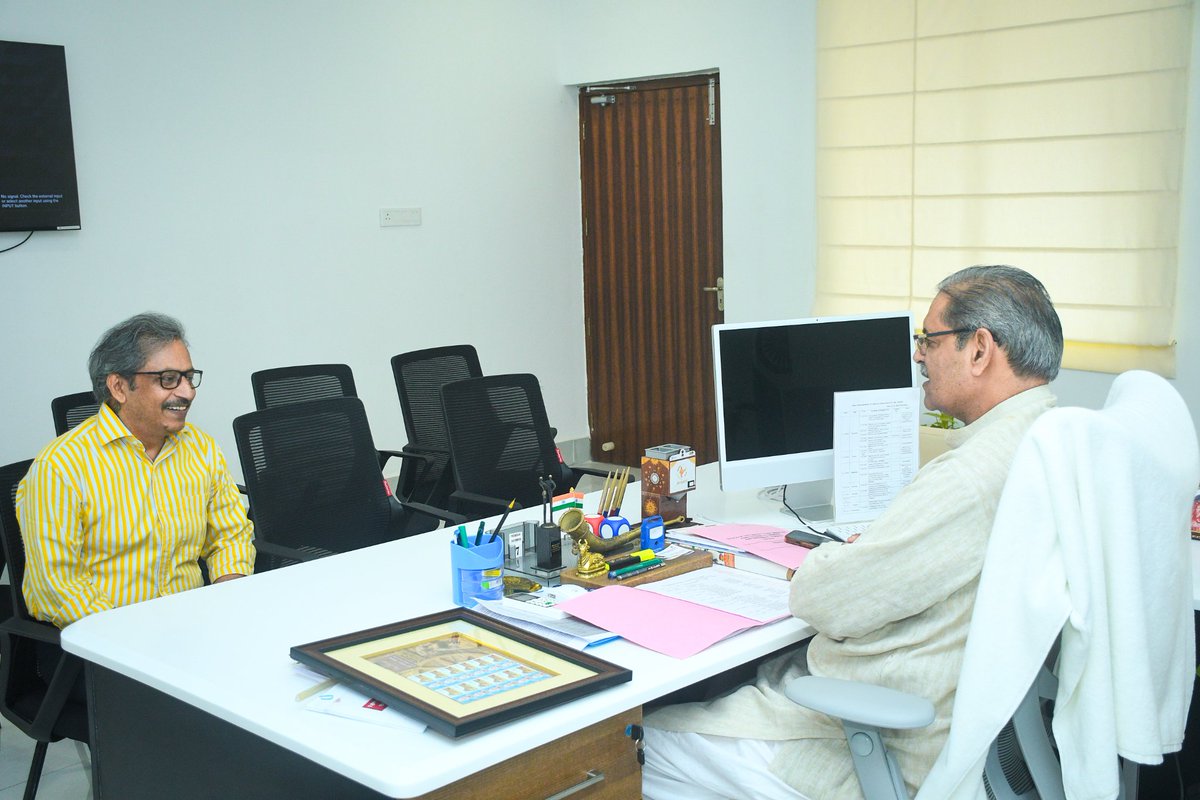 KVSinghDeo1's tweet photo. Had an engaging dialogue with Sri Suvendu Swain, Chief Post Master General, Bhubaneswar.
#ChiefPostMasterGeneral #Bhubaneswar #ProductiveMeeting #PostalServices #Leadership #OdishaProgress #Networking #Collaboration #kanakvardhansinghdeo #deputycm #Odisha #mla #patnagarh #bolangir #bjpgovernment