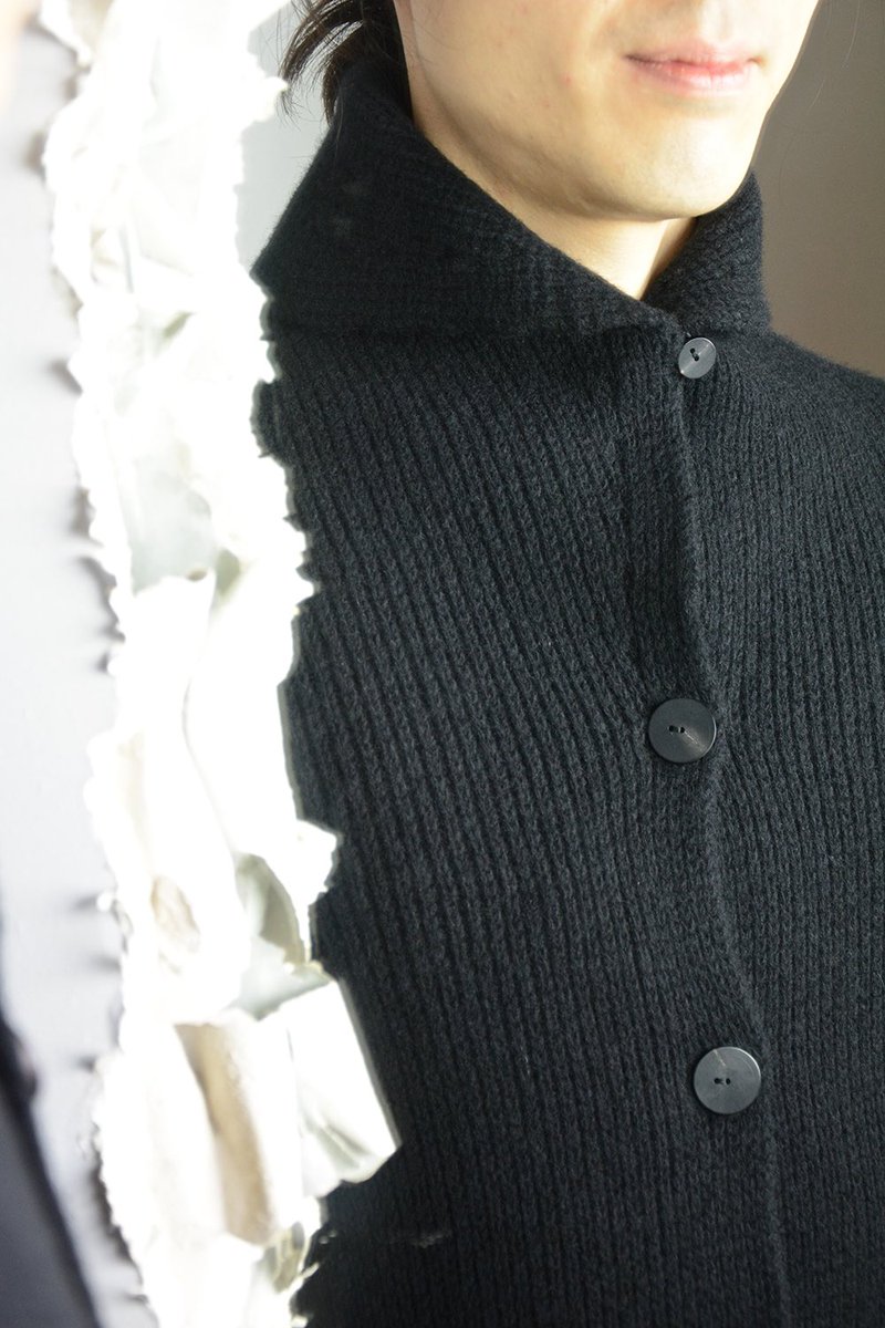 Lift_DAIKANYAMA's tweet photo. LABEL UNDER CONSTRUCTION
SCARF COLLAR BLAZER

カーディガンの柔らかさとジャケットの構築美が一つになったこのニットブレザーは、シーズンを通じてブラッシュアップしたL.U.Cのシグネチャーデザイン https://t.co/XCjLnmVWgx