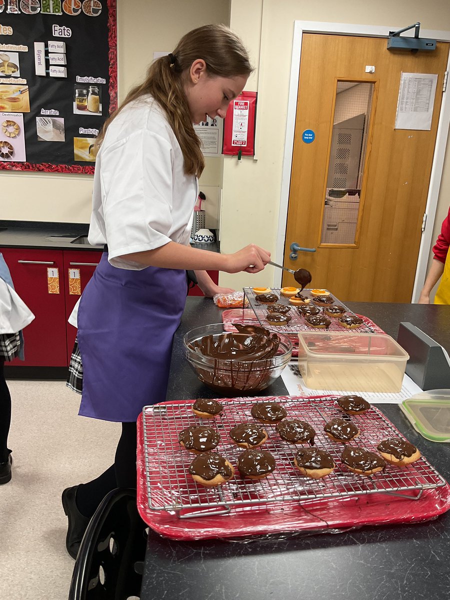 PipersSenior's tweet image. #pipersyear9 whisked sponge, jelly &amp;amp; tempered chocolate #pipersinspire #jaffacakes