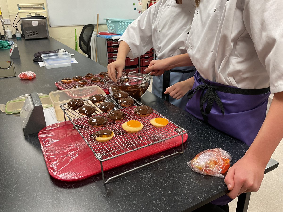 PipersSenior's tweet image. #pipersyear9 whisked sponge, jelly &amp;amp; tempered chocolate #pipersinspire #jaffacakes