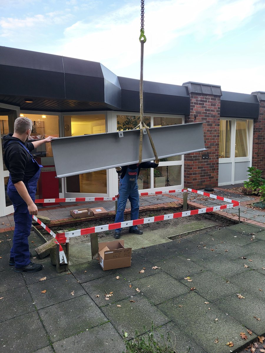 FicepG's tweet photo. Ende Oktober war es endlich so weit: mit einem Kran wurden die Träger für unsere Hausnummer zu uns nach Nordhorn geliefert. Die Nummer 7 wird hier durch systematisch angeordnete Bohrungen dargestellt.
Großen Dank an A. Lammering und Schone &amp; Bruns!
#ficep #lammering #schone+bruns https://t.co/AVAEHCy6qc