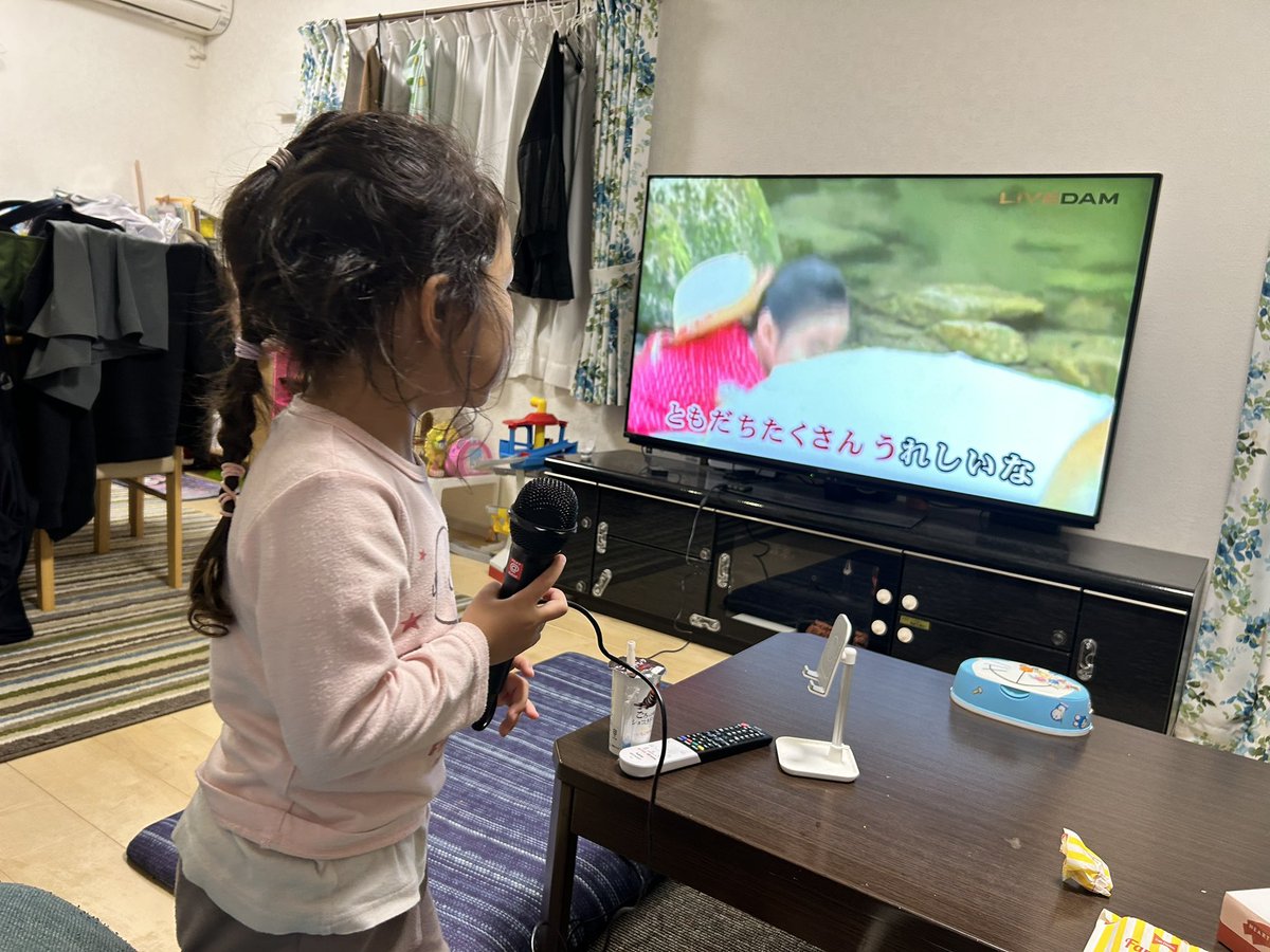 Area354Bob's tweet photo. 娘、カラオケにハマる😗
今度連れて行ってあげよう🤔 https://t.co/JExHCKtzuE