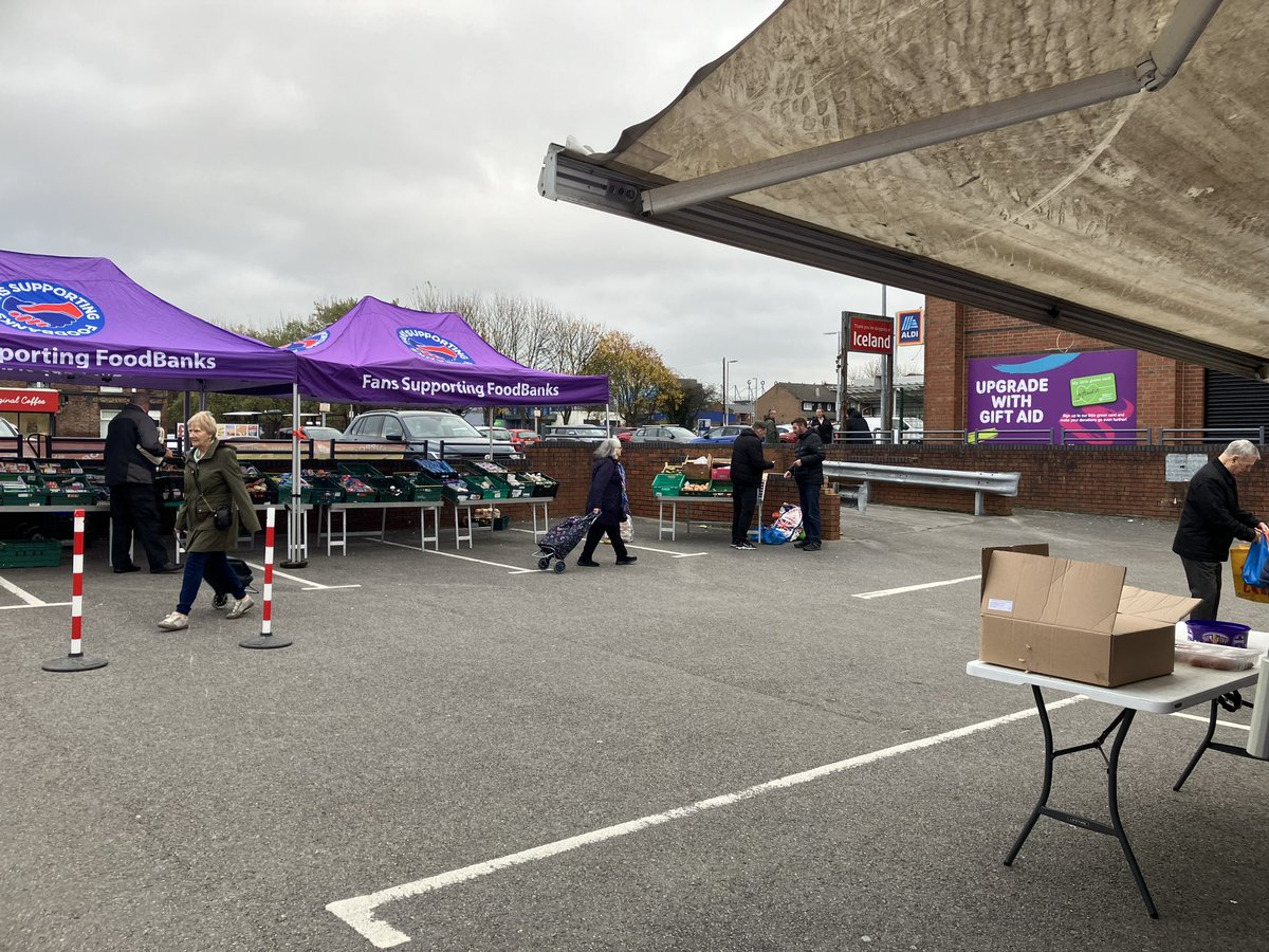 billyliar9's tweet photo. Getting busy at our L4 Iceland  mobile pantry @SFoodbanks @IanByrneMP @DavefcKelly @billyliar9 #Righttofood https://t.co/H6SMJkfqew