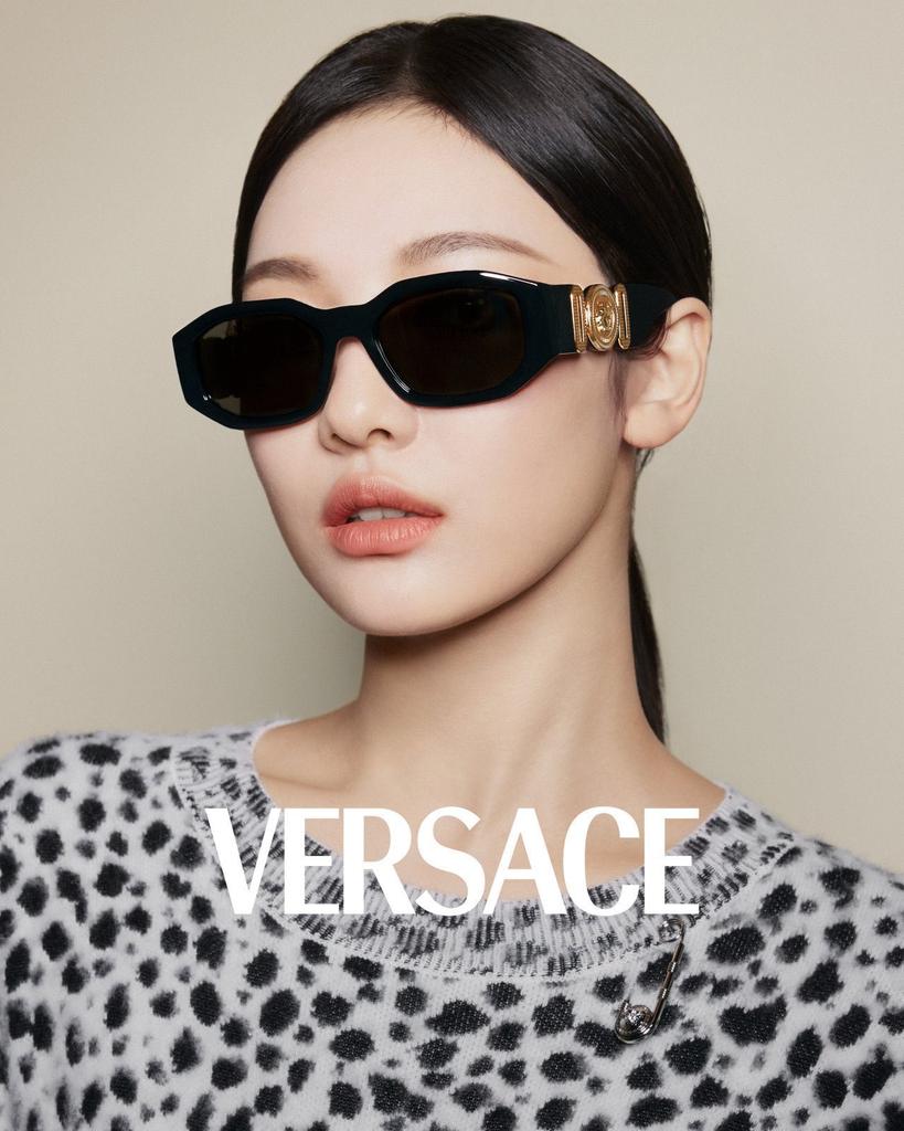 yyq998's tweet photo. Versace princess👸🏻
#NINGNINGxVersaceHoliday
#NINGNINGxVersace
#VersaceHoliday 
#ningning #Versace 
 @Versace https://t.co/gBmMjeNZ7c
