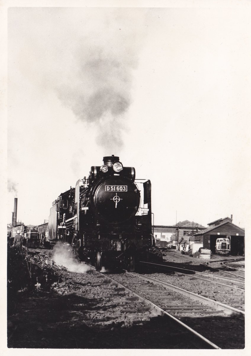 1975/10/3
d51 603
苗穂工場最後のＳＬ検査出場機
写真集などには左側にいる脚立のカメラマンの写真が知られている。
ピカピカになり十字ハンドルも付けられお召機のように整備された603...