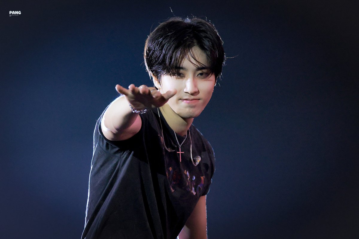 241103 #한지성 
지성아 손하트!  지성아 큰하트!
지성아 꽃받침!  지성아 쓰담해조!