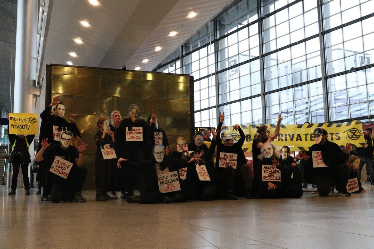 Extinction Rebellion Danmark (@extinctionrdk) on Twitter photo De blev spottede af <a href="/SciRebDenmark/">Scientist Rebellion Denmark</a> og <a href="/ExtinctionRDK/">Extinction Rebellion Danmark</a> 📹
Denne horde af vampyrer består af de absolut rigeste i Danmark, og de jublede over, at <a href="/CPHAirports/">Copenhagen Airport</a> og <a href="/Statsmin/">Statsministeriet</a> beskytter deres ødelæggende luksus-livsstil på bekostning af alle andre. 🧛
#BanPrivateJets #dkpol #dkgreen De blev spottede af <a href="/SciRebDenmark/">Scientist Rebellion Denmark</a> og <a href="/ExtinctionRDK/">Extinction Rebellion Danmark</a> 📹
Denne horde af vampyrer består af de absolut rigeste i Danmark, og de jublede over, at <a href="/CPHAirports/">Copenhagen Airport</a> og <a href="/Statsmin/">Statsministeriet</a> beskytter deres ødelæggende luksus-livsstil på bekostning af alle andre. 🧛
#BanPrivateJets #dkpol #dkgreen