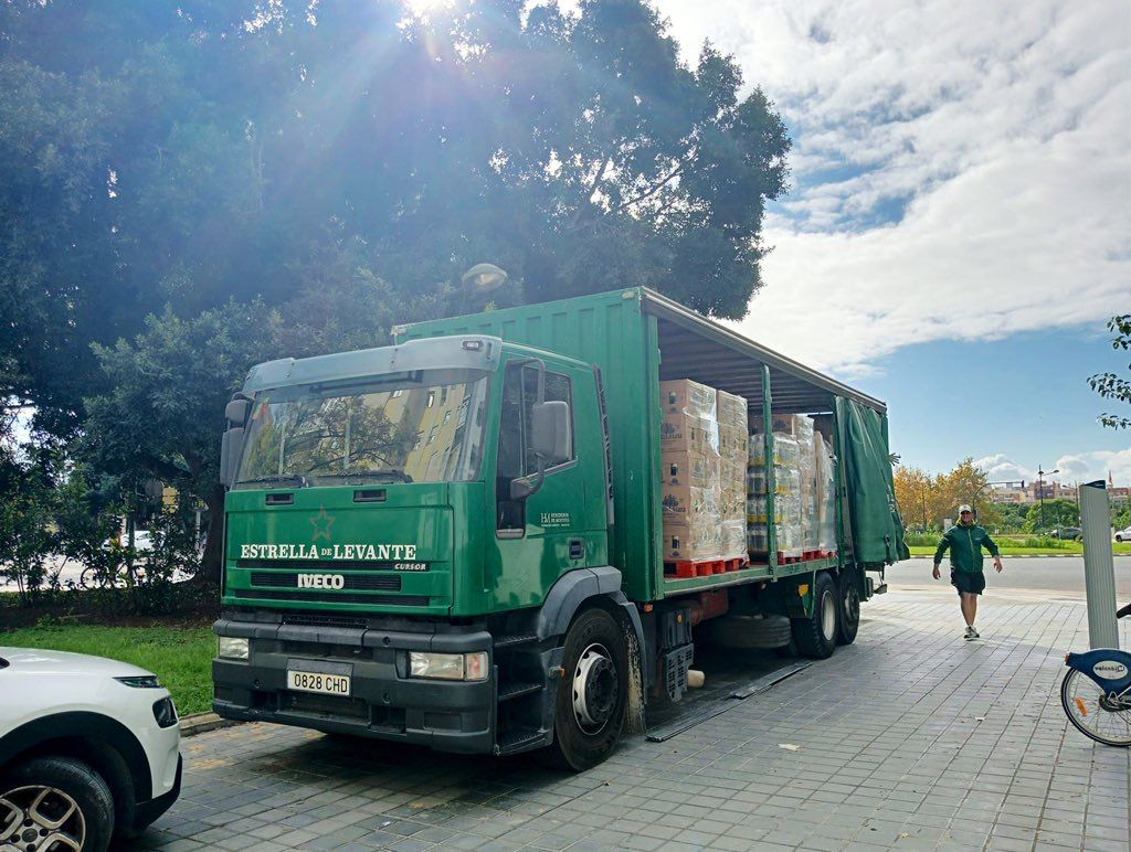 FEstrellaLevan's tweet photo. Nos hemos sumado a las diferentes iniciativas solidarias impulsadas por entidades como @CruzRojaRMurcia @croemurcia @cctmurcia @abasegura entre otros, a través de la donación de más de 15.000 litros de agua. https://t.co/OhWi3MkjzB